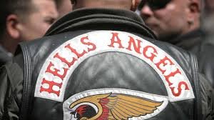Membres des Hells Angels rassemblés devant le palais de justice de Sion lors d’un procès en Suisse.