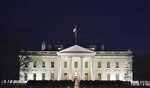 Vue nocturne de la Maison Blanche à Washington, siège de la présidence des États-Unis, placée sous haute surveillance après un incident de sécurité signalé à proximité.