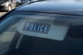 Véhicule de police stationné après une intervention liée à une fusillade.