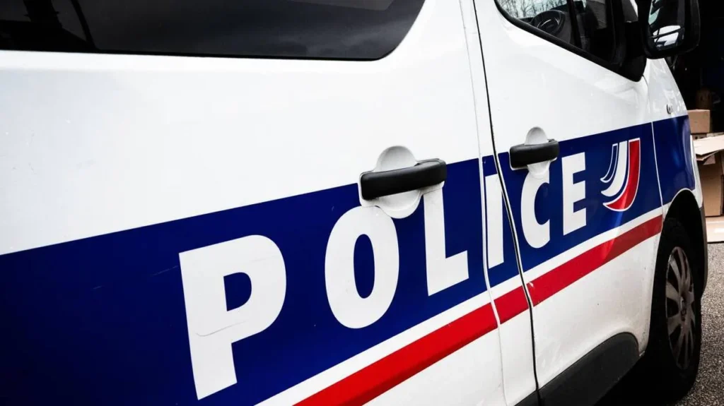 Véhicule de police nationale française mobilisé dans le cadre d’une enquête après la mort d’un adolescent de 17 ans poignardé dans un camping à Villevaudé, en Seine-et-Marne.