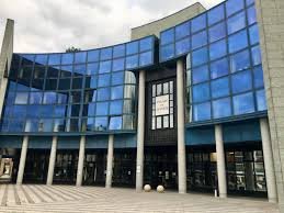 Façade moderne d’un palais de justice en Seine-et-Marne, où la cour criminelle départementale a condamné un homme de 34 ans à 16 ans de réclusion criminelle pour des viols et violences commis sur cinq jeunes femmes.