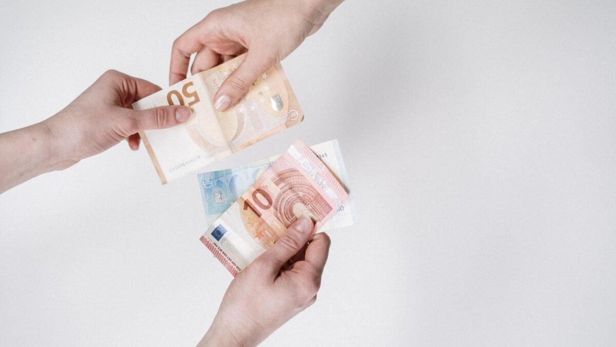 Paiement en espèces avec des billets en euros lors d’une transaction en France