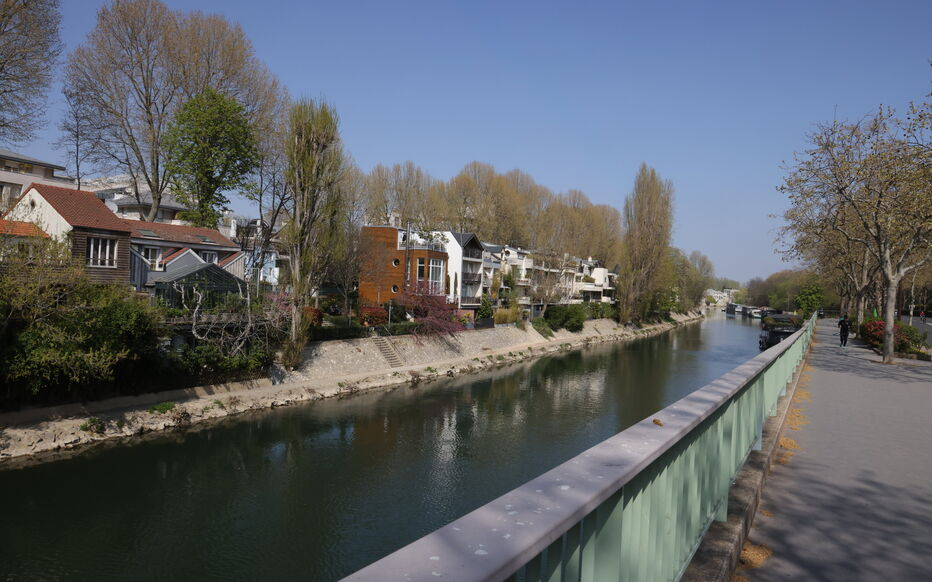 Vue des quais de Neuilly-sur-Seine le long de la Seine, où une Porsche Panamera électrique a terminé sa course dans le fleuve après un accident de manœuvre.