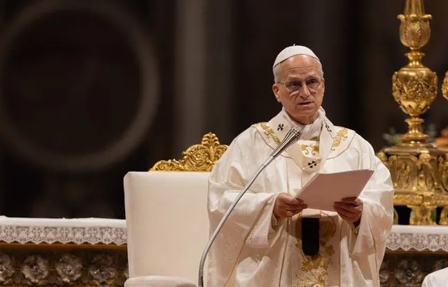 Le pape Léon XIV prononçant un discours au Vatican lors d’une cérémonie officielle.