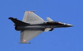 Avion de chasse Rafale de l’armée française en vol lors d’un exercice aérien.