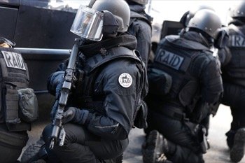 Agents du RAID équipés de protections tactiques et d’armes d’intervention lors d’une opération de la police nationale.