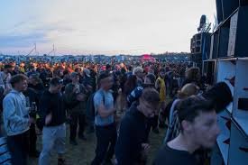 Rave party géante de 8000 personnes organisée sur un ancien champ de mines à Bourges – Danger d’explosion de mines non explosées