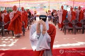 Robot humanoïde dans un temple bouddhiste en Corée du Sud
