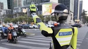 Robot policier régulant la circulation dans une rue en Chine lors d’un fort trafic