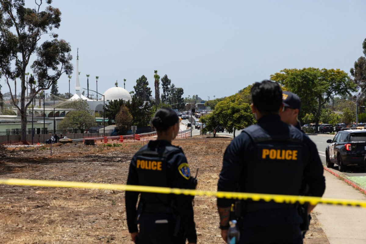 Policiers américains sécurisant le périmètre autour d’une mosquée de San Diego après une fusillade meurtrière.