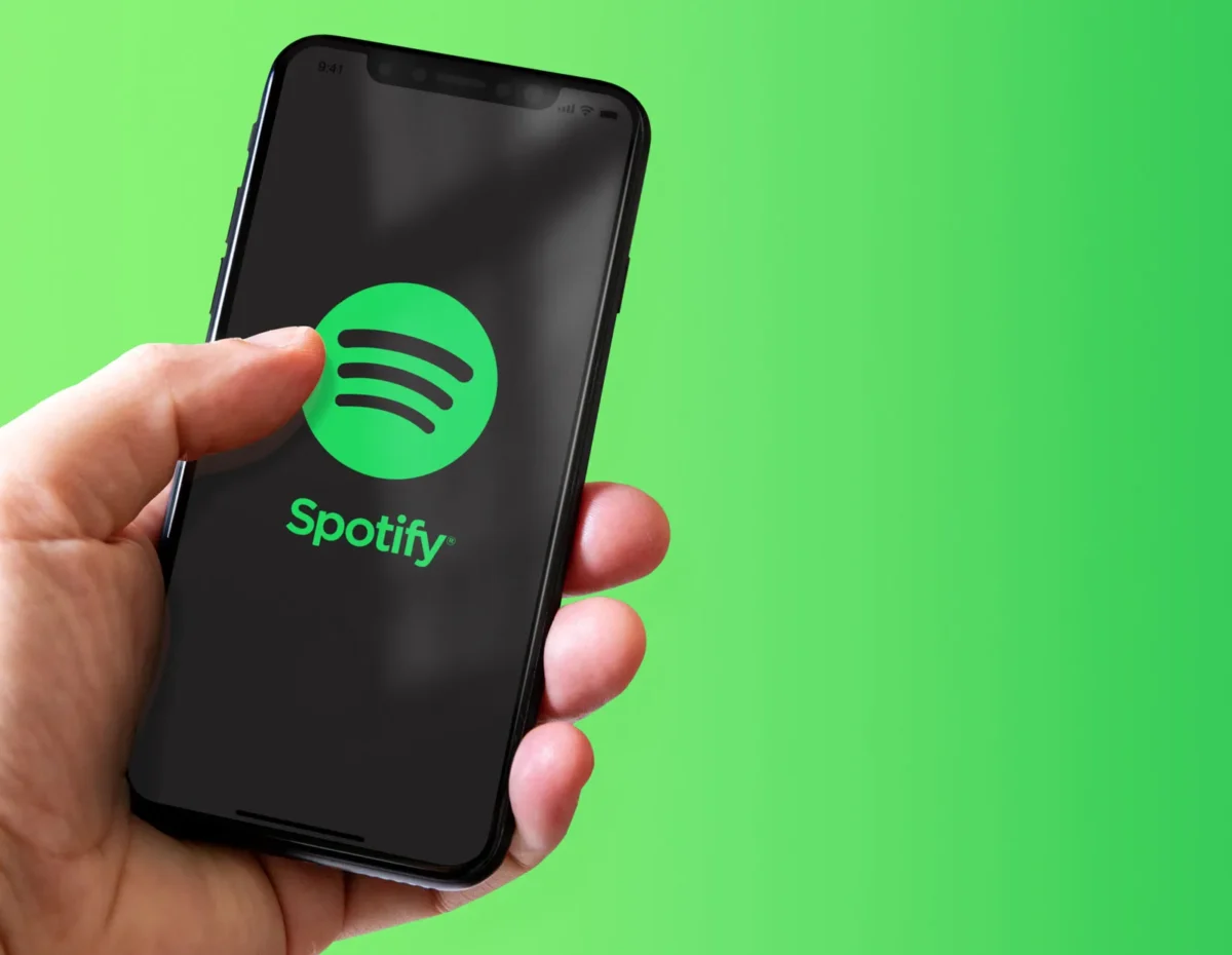 Smartphone affichant l’application Spotify sur son écran, illustrant les nouvelles fonctionnalités de la plateforme dédiées aux concerts et aux billets d’événements musicaux.