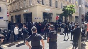 Important rassemblement devant une boutique Swatch avec présence policière après le lancement de la collaboration avec Audemars Piguet.