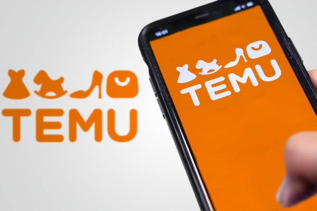 Logo de l’application Temu affiché sur l’écran d’un smartphone, avec un autre logo Temu flou en arrière-plan.