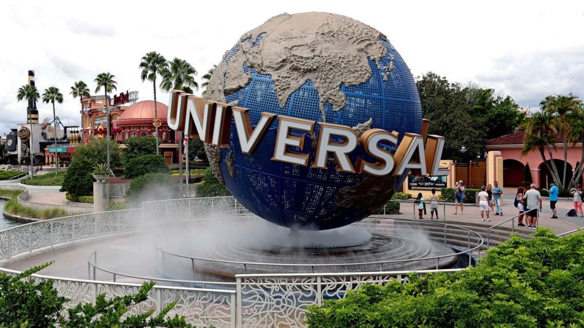 Le célèbre globe Universal Studios à l’entrée d’un parc d’attractions du groupe, symbole de l’expansion européenne annoncée avec l’ouverture prochaine du premier parc Universal en Europe.
