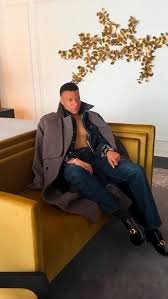 Kylian Mbappé lors d’un shooting mode pour Vanity Fair dans une ambiance luxe et lifestyle.