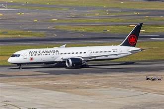 Avion Air Canada sur une piste d’aéroport, illustrant l’affaire d’un ancien pilote accusé d’avoir effectué plus de 900 vols avec des documents frauduleux.