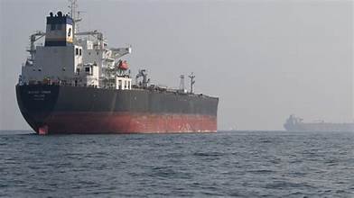 Pétrolier naviguant en mer dans une zone maritime stratégique, illustrant les tensions autour de la fermeture du détroit d’Ormuz.