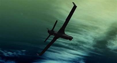 Drone militaire en silhouette volant au-dessus d’un paysage sombre, illustrant le développement de munitions téléopérées par Renault et Thales.