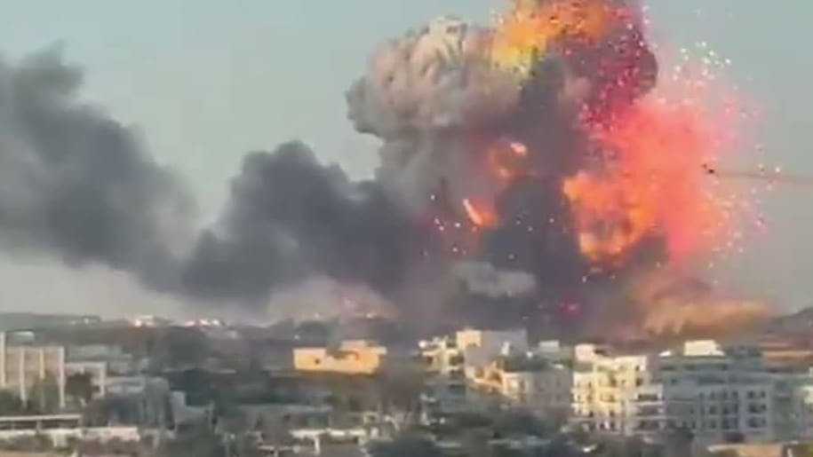 Énorme explosion avec fumée noire et nuage de feu au-dessus d’une zone urbaine, après la déflagration d’une usine de feux d’artifice à Malte.