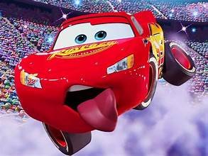 Flash McQueen, héros du film Cars de Pixar, fonce sur une piste de course devant une foule de spectateurs.