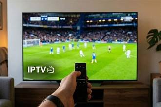 Une personne utilise une télécommande devant un match de football diffusé sur une télévision avec la mention IPTV, illustrant le piratage de chaînes sportives payantes.