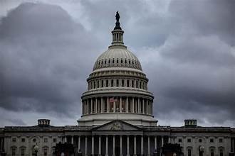 Le Capitole des États-Unis sous un ciel sombre, illustrant les tensions entre Washington et Téhéran autour de la guerre Iran-États-Unis.