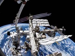 Vue de la Station spatiale internationale en orbite au-dessus de la Terre, illustrant l’alerte déclenchée par la NASA après une fuite d’air détectée dans le module russe Zvezda.