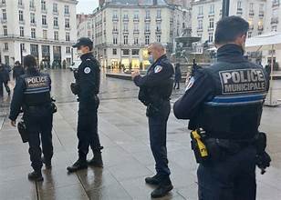 Policiers municipaux de Nantes en patrouille dans le centre-ville, illustrant le débat sur l’armement des agents après plusieurs fusillades.