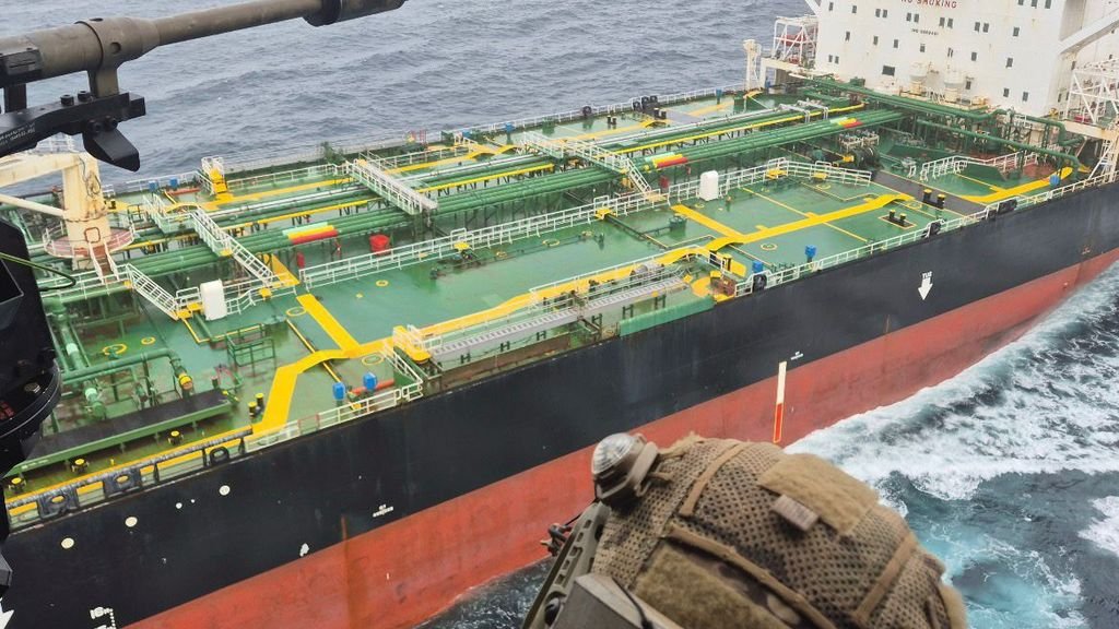Militaire observant un pétrolier en mer depuis un navire de la Marine nationale lors d’une opération de contrôle dans l’Atlantique.