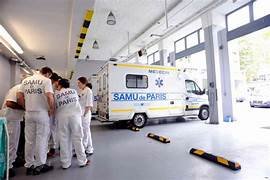 Équipe du Samu de Paris réunie dans un centre d’intervention, avec une ambulance stationnée à proximité.