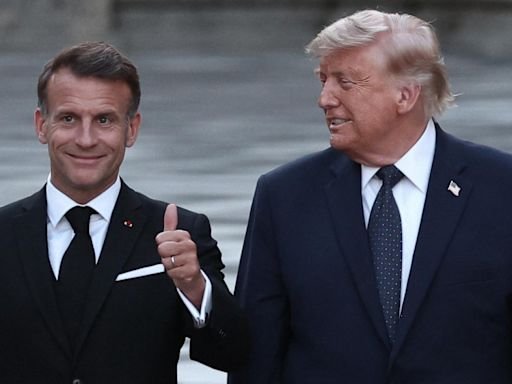 Deux dirigeants en costume posent côte à côte lors d’une rencontre diplomatique officielle.