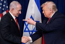 Donald Trump et Benyamin Netanyahou se serrent la main devant des drapeaux américain et israélien, lors d’une rencontre diplomatique officielle.