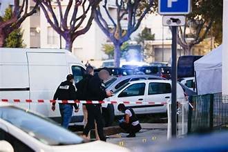 Policiers et véhicule de police sur une scène d’intervention bouclée par un ruban de sécurité, illustrant une fusillade mortelle à Valence.