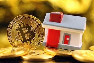 Pièce de Bitcoin posée à côté d’une maison miniature sur un fond doré, illustrant l’utilisation des cryptomonnaies dans un dossier de prêt immobilier.