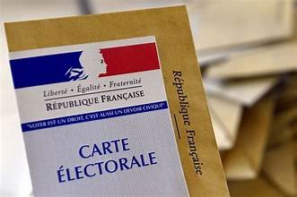 Carte électorale française posée sur une enveloppe, illustrant l’annonce des dates de l’élection présidentielle 2027.