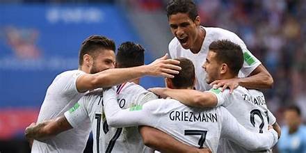 Joueurs de l’équipe de France de football célébrant ensemble un but lors d’un match international.