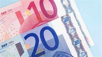 Billets de 10 et 20 euros en gros plan, illustrant la future refonte des billets annoncée par la Banque centrale européenne.