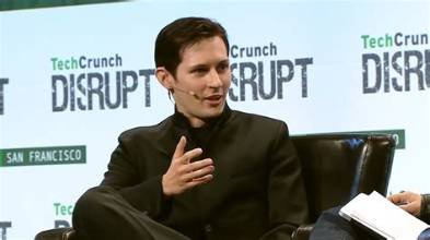 Pavel Durov, fondateur de Telegram, lors d’une conférence, alors que la Russie le place sur une liste de recherche internationale.