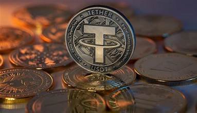Pièce représentant le stablecoin Tether USDT posée parmi plusieurs cryptomonnaies, dans une ambiance sombre aux reflets orangés.
