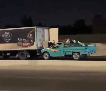 Camion frigorifique transportant des poulets congelés ciblé par un gang sur une route près du Caire en Égypte.