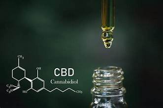 Une goutte d’huile de CBD tombe d’une pipette au-dessus d’un flacon, à côté de la formule chimique du cannabidiol.