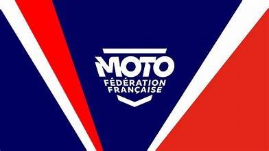 Logo de la Fédération Française de Motocyclisme sur fond bleu, blanc et rouge.