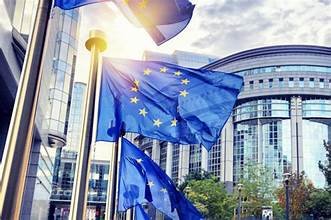 Drapeaux de l’Union européenne devant les bâtiments des institutions européennes à Bruxelles.
