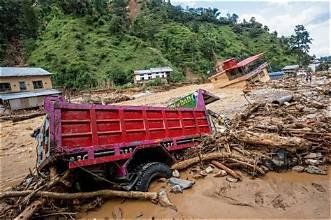 Maisons et routes recouvertes de boue après les violentes inondations ayant frappé le Népal.