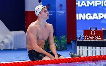 Léon Marchand au bord d’un bassin avant les Championnats d’Europe de natation 2026 à Saint-Denis.