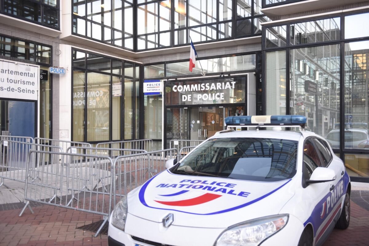 Véhicule de la Police nationale stationné devant un commissariat en France.