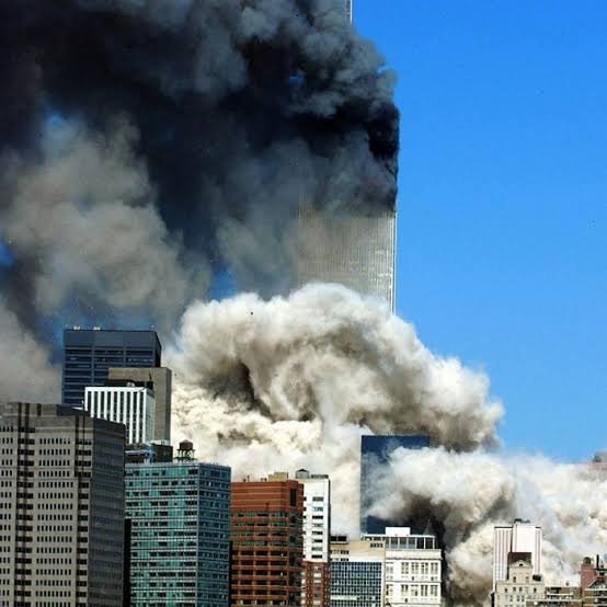 Le World Trade Center en feu le 11 septembre 2001, alors qu’un immense nuage de fumée et de poussière envahit le ciel de New York.