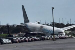 Miami : un avion-cargo d’Amazon sort de piste, percute des voitures et fait cinq morts