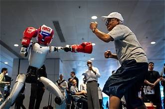 Un humain face à un robot humanoïde sur un ring de combat