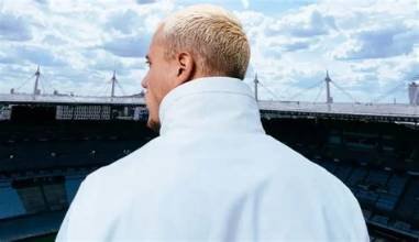 PLK de dos, face au Stade de France, quelques heures avant son concert événement à Saint-Denis.